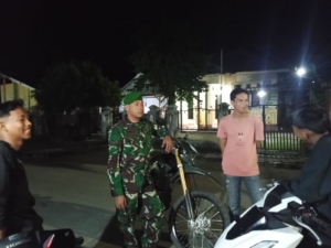 Babinsa Koramil 1628-05/Jereweh Laksanakan Patroli Malam, Ingatkan Pemuda Jaga Ketertiban