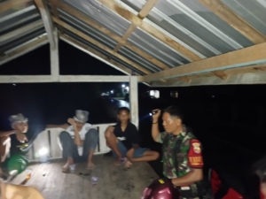 Babinsa Koramil 1614-03/Hu’u Ajak Warga Desa Jala Perkuat Keamanan Lewat Patroli Malam