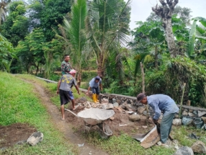 Babinsa Narmada Tinjau Pembangunan Talud dan Jembatan Tani Golong
