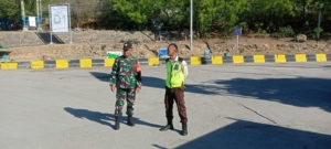 Babinsa Koramil 1628-04/Poto Tano Laksanakan PAM di Pelabuhan Penyeberangan Poto Tano