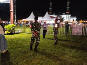 Anggota Koramil 1628-01/Taliwang Aktif Amankan Malam Budaya dan Lomba Solawatan HUT ke-22 Kabupaten Sumbawa Barat