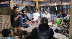 Patroli Malam, Babinsa Koramil 1628-03/Seteluk Pastikan Situasi Wilayah Tetap Kondusif