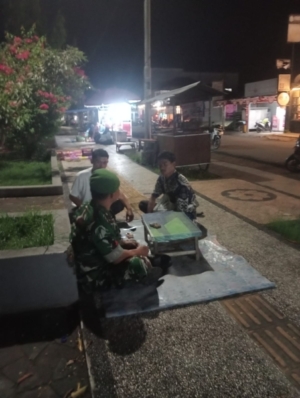 Babinsa Koramil 1628-01/Taliwang Kopka Akhiru Fansuri Patroli Malam Jaga Kamtibmas di Wilayah Binaan