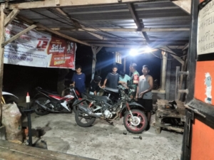 Babinsa Koramil 1614-03/Hu’u Gelar Patroli Malam Jaga Kamtibmas di Desa Cempi Jaya