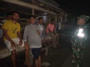 Babinsa Koramil Woha Gelar Patroli Malam dan Sosialisasi Keamanan di Desa Binaan