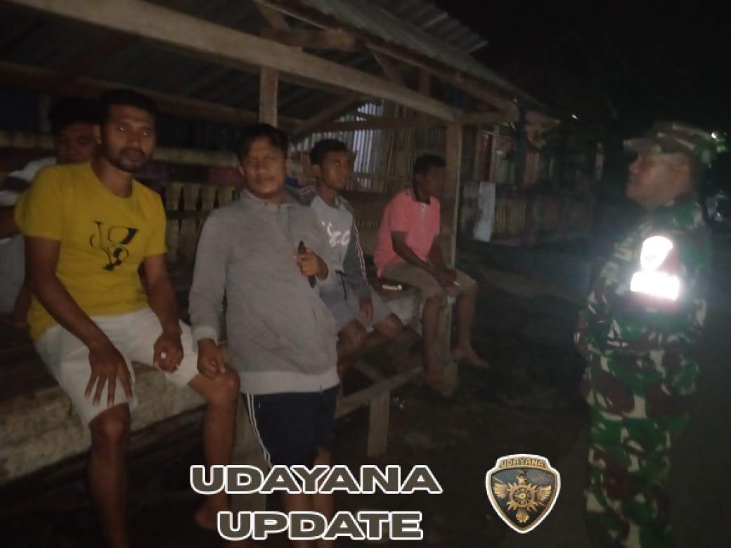 Babinsa Koramil Woha Gelar Patroli Malam dan Sosialisasi Keamanan di Desa Binaan
