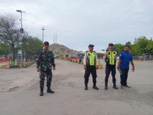 Peran Aktif Koramil 1628-04/Poto Tano, Sertu Abdurahman Amankan Pelabuhan Penyeberangan