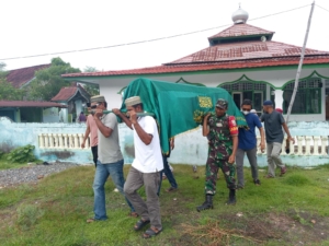 Babinsa Labuhan Kertasari Hadiri Prosesi Melayat Warga, Tunjukkan Kepedulian Sosial