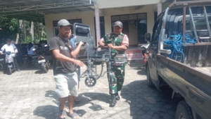 Sentuhan Kepedulian: Babinsa Dampingi Dinsos Salurkan Kursi Roda di Dopang