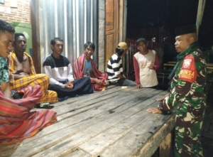 Babinsa Monta Intensifkan Patroli dan Ronda Malam Bersama Warga
