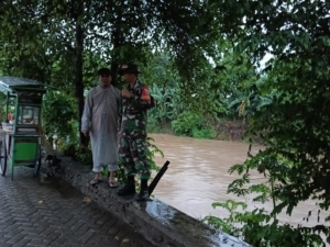 Sertu Jakariah Cek Kondisi Lingkungan, Pastikan Kelurahan Bugis Tetap Aman