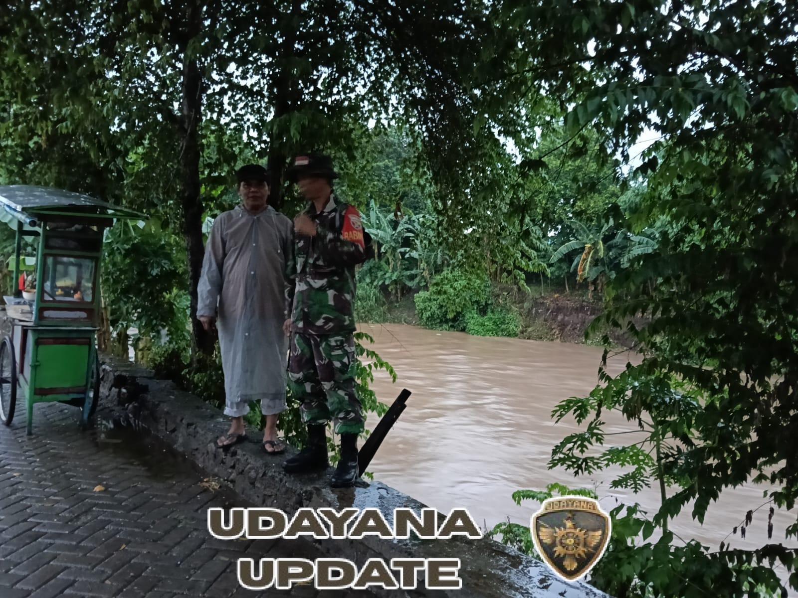 Sertu Jakariah Cek Kondisi Lingkungan, Pastikan Kelurahan Bugis Tetap Aman