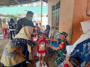 Wujud Kepedulian TNI: Sertu Muslimin Hadir Dampingi Warga Desa Bre dalam Pelayanan Posyandu