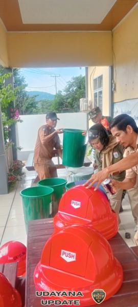 Babinsa Desa Lamusung Kawal Penghitungan Bak Sampah Plastik untuk Dibagikan ke Warga
