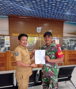 Babinsa Desa Seran Jadi Garda Terdepan Bantu Warga Urus Akta Kelahiran dan KK Baru