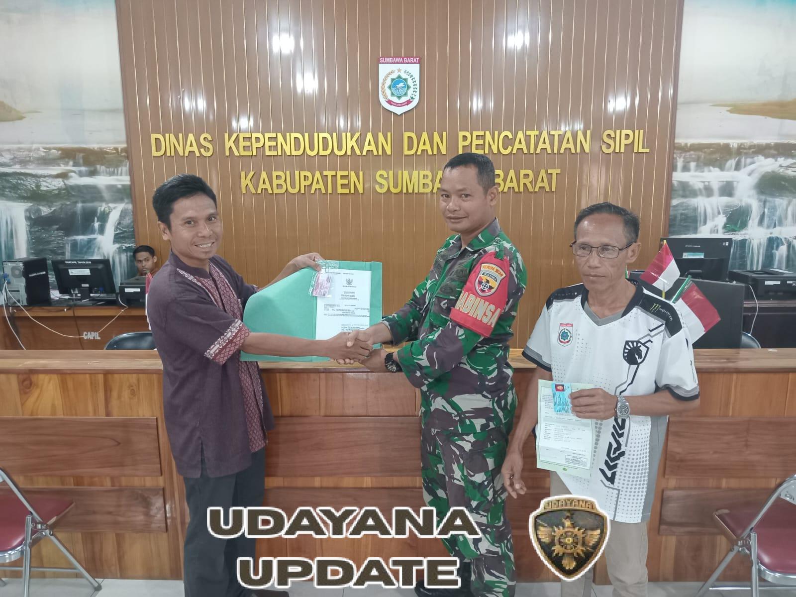 Babinsa Sampir Koptu Fahrurrozi Gerak Cepat Bantu Warga Urus dan Terima Akta Kelahiran di Hari Juang Kartika TNI AD