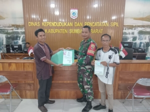 Babinsa Sampir Koptu Fahrurrozi Gerak Cepat Bantu Warga Urus dan Terima Akta Kelahiran di Hari Juang Kartika TNI AD