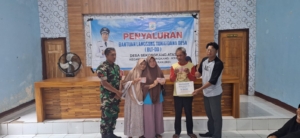 Babinsa Desa Sekongkang Atas Aktif Dampingi Penyaluran BLT Dana Desa Tahun 2025