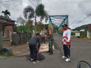Babinsa Desa Goa Koptu Agus Dermawan Pimpin Gotong Royong dan Pelepasan Kabel Listrik Tidak Berfungsi