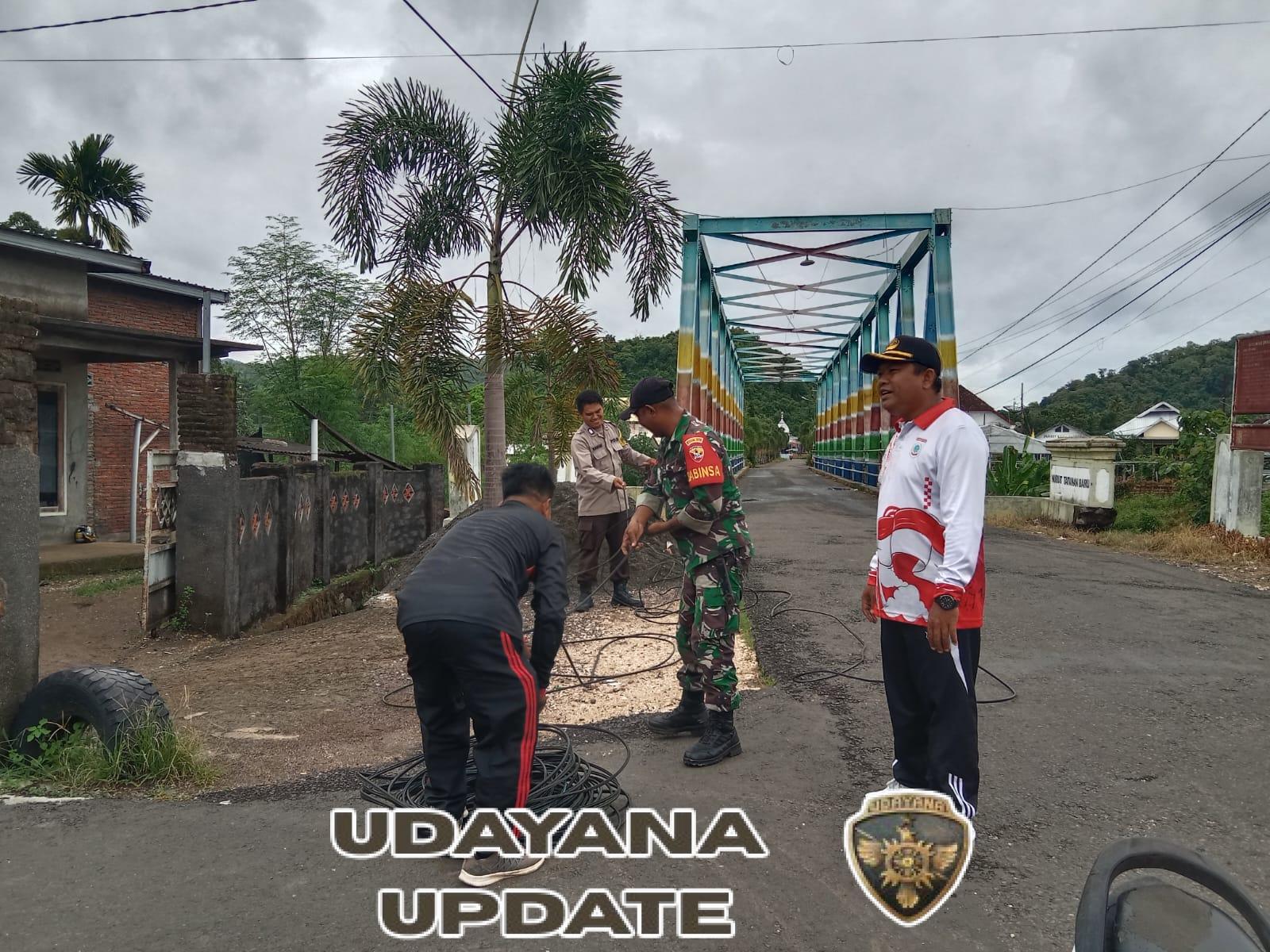 Babinsa Desa Goa Koptu Agus Dermawan Pimpin Gotong Royong dan Pelepasan Kabel Listrik Tidak Berfungsi