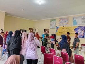 Babinsa Kelurahan Telaga Bertong Dorong Percepatan Penurunan Stunting Lewat Sosialisasi PMT Lokal