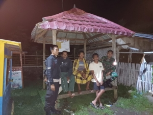 Babinsa Potu Ajak Warga Soriwono Perkuat Keamanan Lewat Ronda Malam
