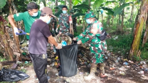 Gotong Royong Babinsa-Masyarakat Bersihkan Sampah di Jatisela