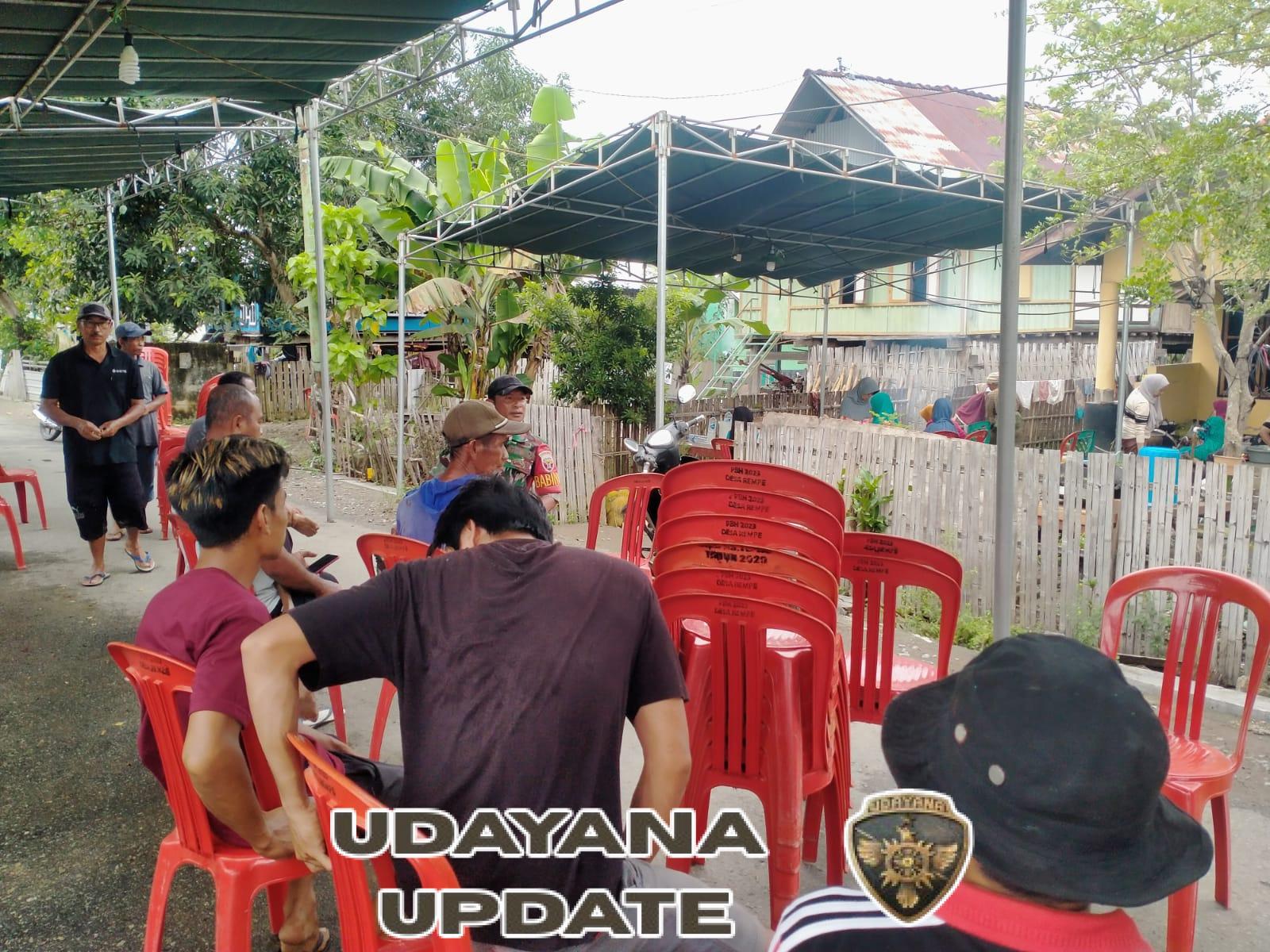 Babinsa Koramil 1628-03/Seteluk Bersama Warga Gotong Royong Dirikan Terop untuk Acara Takziah