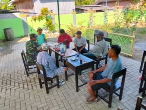 Babinsa Desa Seteluk Atas Tingkatkan Komsos dan Monitoring Wilayah Demi Keamanan Desa