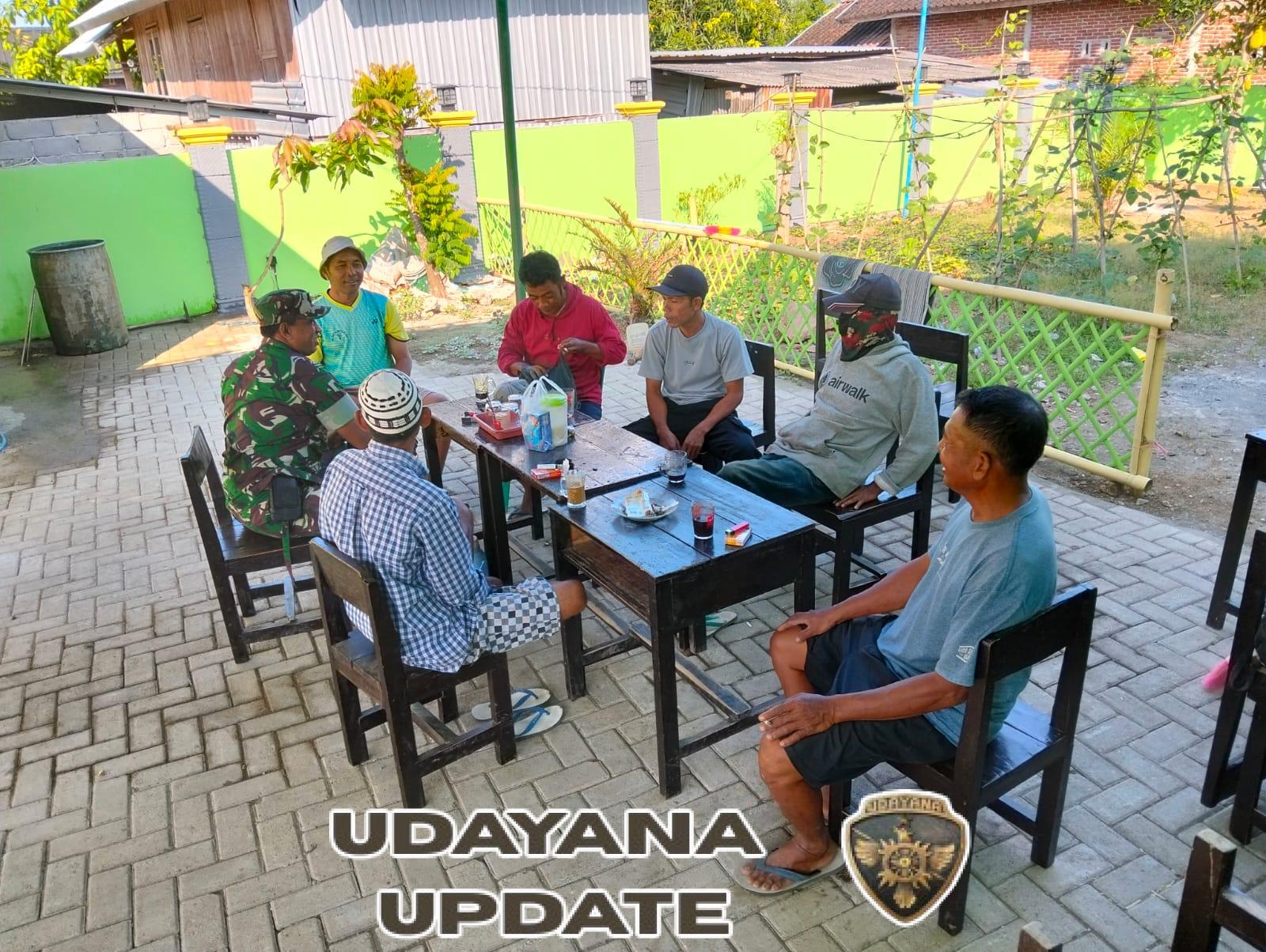 Babinsa Desa Seteluk Atas Tingkatkan Komsos dan Monitoring Wilayah Demi Keamanan Desa