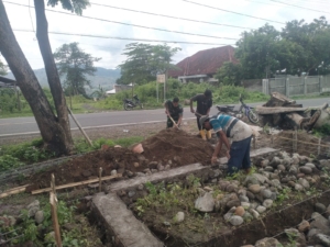 Babinsa Mangge Asi Bantu Warga Bangun Pos Pantau Ternak di Dusun Saka