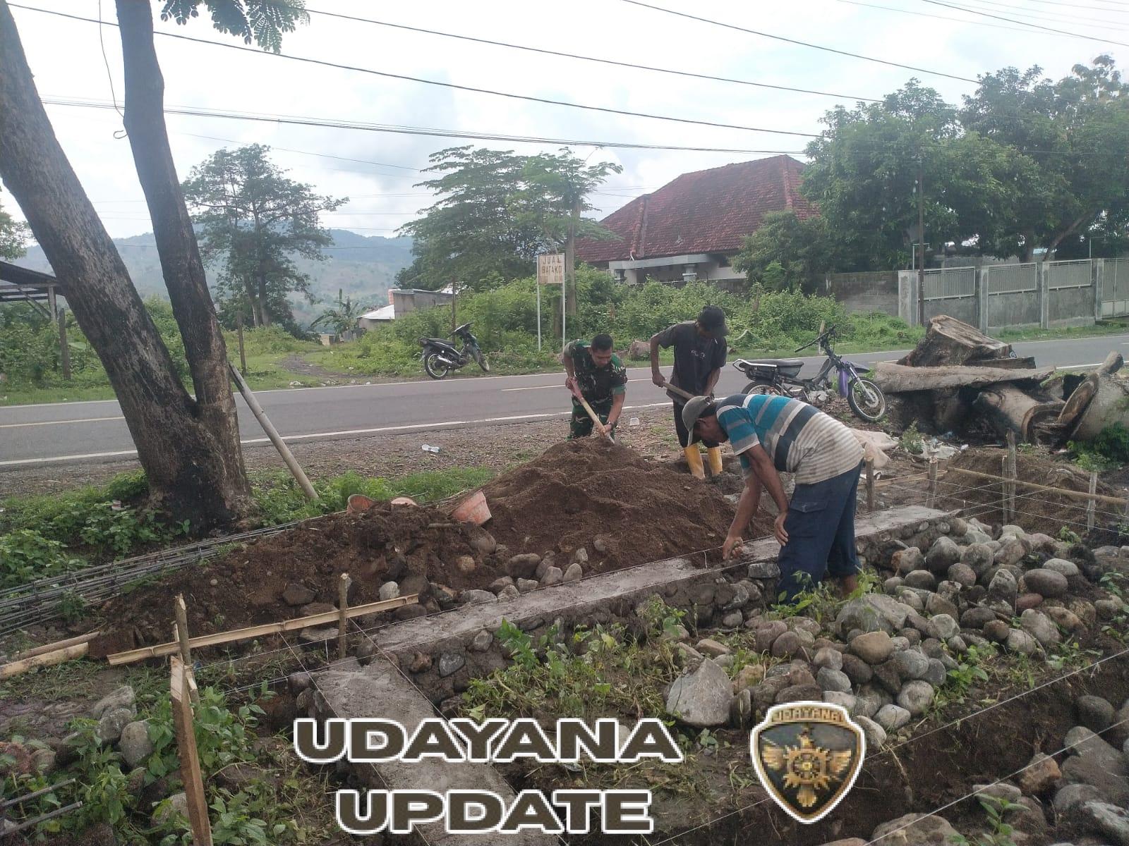 Babinsa Mangge Asi Bantu Warga Bangun Pos Pantau Ternak di Dusun Saka