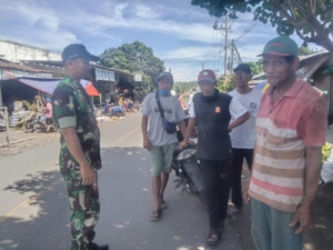 Babinsa Karombo Himbau Warga Patuh Aturan Berkendara di Dusun Ladore