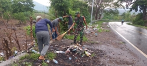 Babinsa Dorokobo dan Warga Gelar Aksi Bersih Jalan Penuh Kebersamaan