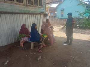 Babinsa Desa Kokarlian Ajak Warga Tingkatkan Keamanan Desa Lewat Komsos