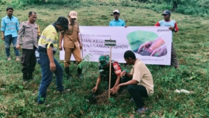 Babinsa Lunyuk Rea Ajak Warga Tanam Pohon Bersama PT AMMAN dalam Peringatan Hari Menanam Pohon Indonesia