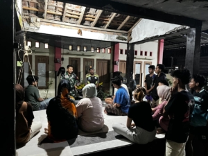 Patroli Malam Babinsa Jempong Baru Jaga Keamanan Warga