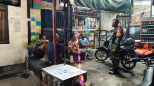 Babinsa Danger Gelar Patroli Kongkow-Kongkow, Ingatkan Warga Siaga Musim Penghujan