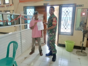 Anggota Koramil 1614-01/Dompu Laksanakan Pendampingan Humanis Pembuatan Akta Kelahiran Warga