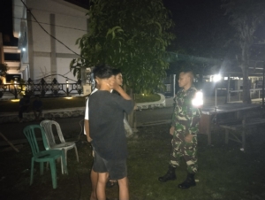 Babinsa Krijawa dan Karang Taruna Gelar Ronda Malam di Lingkungan Sigi