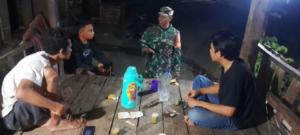 Babinsa Desa Pancasila Dampingi Warga Gelar Ronda Malam di Dusun Garud