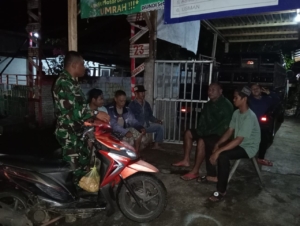 Babinsa Nanga Tumpu Gelar Patroli dan Kongkow Bersama Warga Jaga Kamtibmas