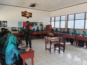 Babinsa Desa Belo Dampingi Program Makan Sehat Bergizi di MTS Al-Qalam Jereweh