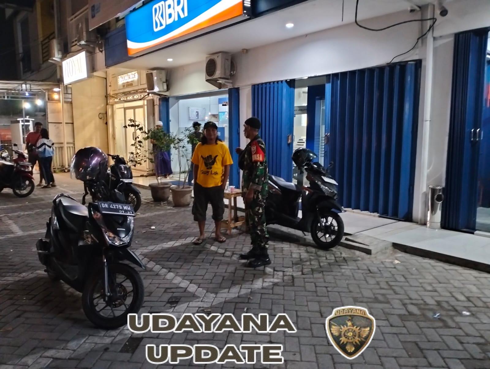 Babinsa Pagesangan Timur Beri Imbauan Keamanan pada Tukang Parkir