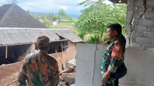 Tiga Rumah Rusak Akibat Longsor, Babinsa Karang Baru Lakukan Monitoring Pasca Hujan Lebat