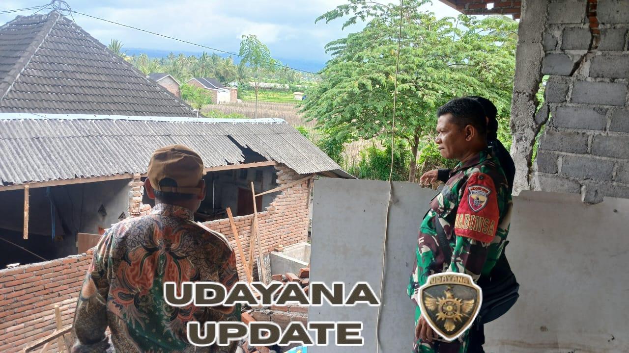Tiga Rumah Rusak Akibat Longsor, Babinsa Karang Baru Lakukan Monitoring Pasca Hujan Lebat