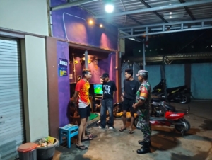 Babinsa Lendang Nangka Utara Perkuat Ronda Malam Lewat Patroli Kongkow Bersama Warga