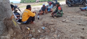 Babinsa Manggelewa Tinjau Pembersihan Irigasi Bendungan Tanju di Lanci Jaya