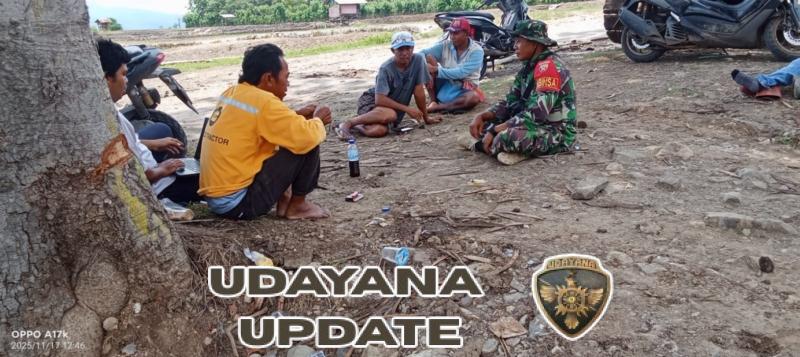 Babinsa Manggelewa Tinjau Pembersihan Irigasi Bendungan Tanju di Lanci Jaya