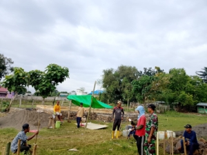 Babinsa Sukadamai Gelar Komsos dan Karya Bakti Bersama Warga Samangawa